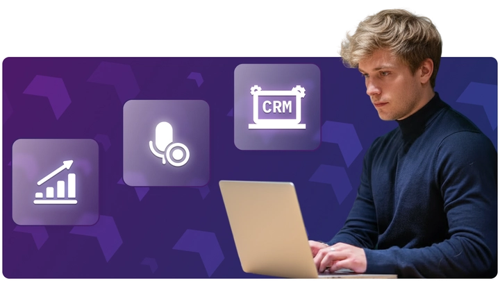 Un homme travaillant sur un ordinateur portable, avec en arrière-plan des panneaux d’information montrant des icônes des fonctions puissantes du logiciel.